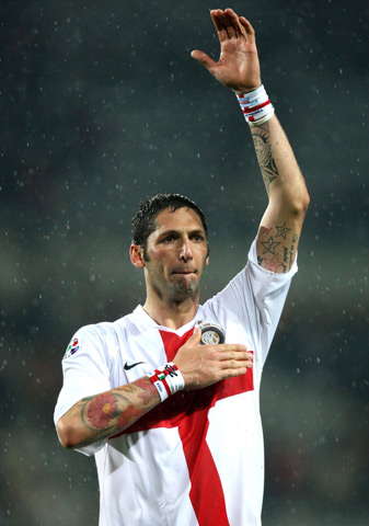 湖人浓眉哥篮下统治球队获胜（浓眉哥内线制霸，湖人取胜）