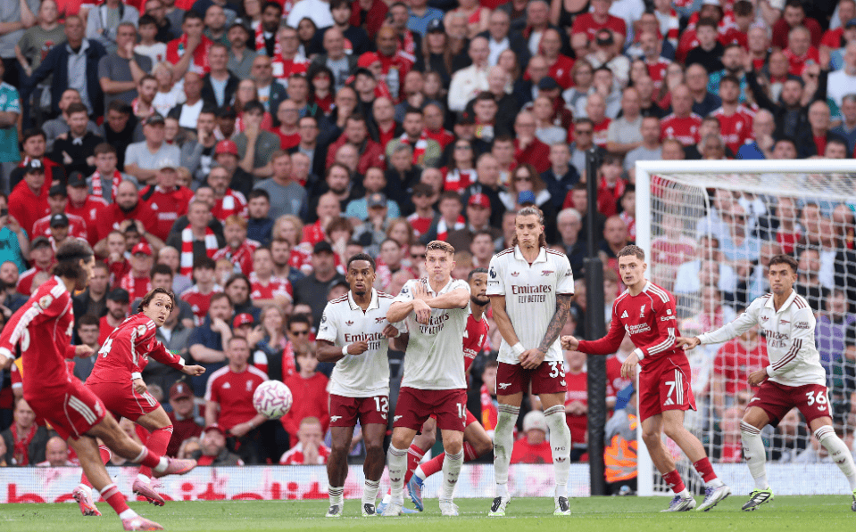 大罗与阿尔卡拉斯切磋网球，还赠送其签名巴西球衣（大罗与阿尔卡拉斯打网球，亲赠签名巴西球衣）