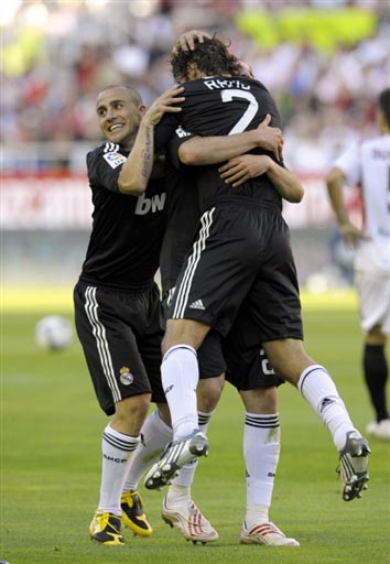 青岛西海岸主教练邵佳一成功保级，郑智接任后计划邀请黄博文、李雷雷等助教，助力球队发展。（邵佳一率青岛西海岸完成保级，郑智接任拟邀黄博文、李雷雷加盟教练组助力球队发展）