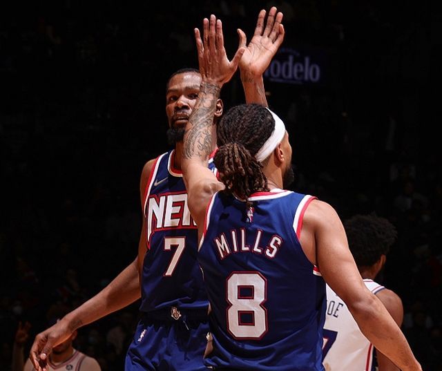 罗马诺：斯洛特在队内的权威不降反升，他需要萨拉赫主动道歉（罗马诺：斯洛特在队内威信不减反增，盼萨拉赫主动致歉）