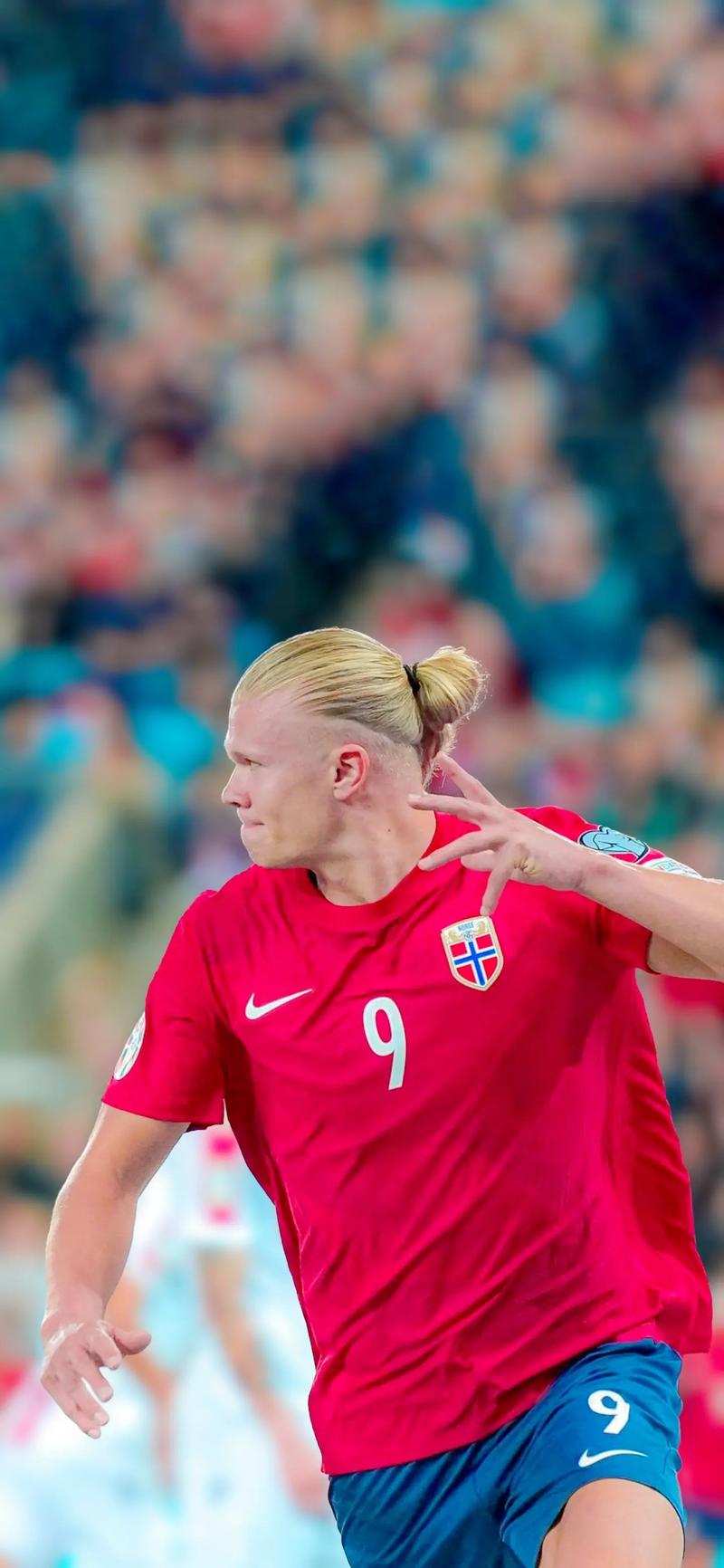 热议成都被罚：想出前5排空场的是人才；应重罚肇事者轻罚俱乐部（成都被罚引热议：前五排空座成妙招，呼吁重罚肇事者、从轻处理俱乐部）