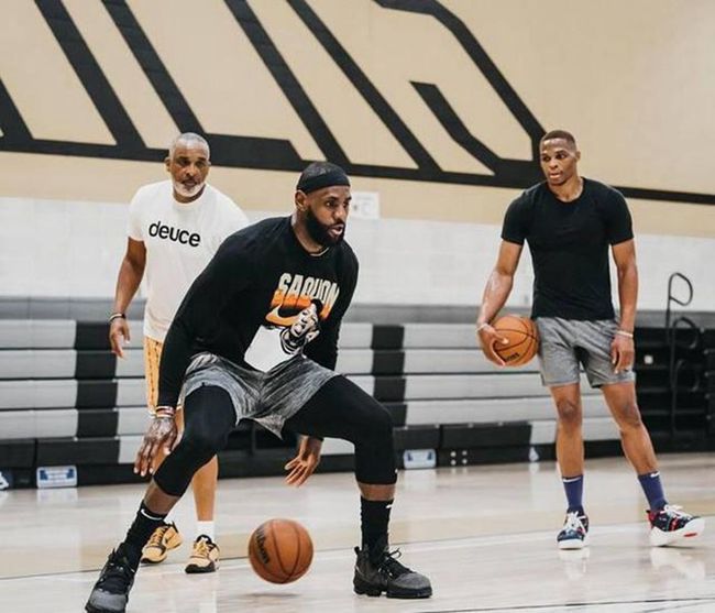 科尔：我们的掩护方式现在看不一定独特，但在六七年前是的（科尔：如今我们的掩护未必独特，六七年前却独树一帜）