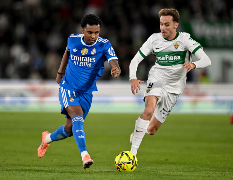 全家福宣，U16国少小将万项加盟塞尔超贝尔格莱德红星俱乐部（塞尔超贝尔格莱德红星官宣签下U16国少万项，全家福合影亮相）