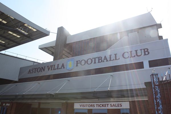 争四格局大乱，曼联3场不败，积分追平切尔西，与欧冠区只差1分（英超争四再起波澜：曼联近3战不败，积分追平切尔西，距欧冠区仅1分）