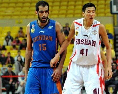 官方：受大雾影响，巴萨前往客场的航班将延迟一个小时起飞（官方通报：大雾导致巴萨客场航班起飞延后一小时）