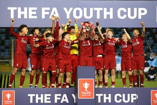 利物浦“红箭三侠”再度合体光芒四射（利物浦红箭三侠重聚 火力全开）