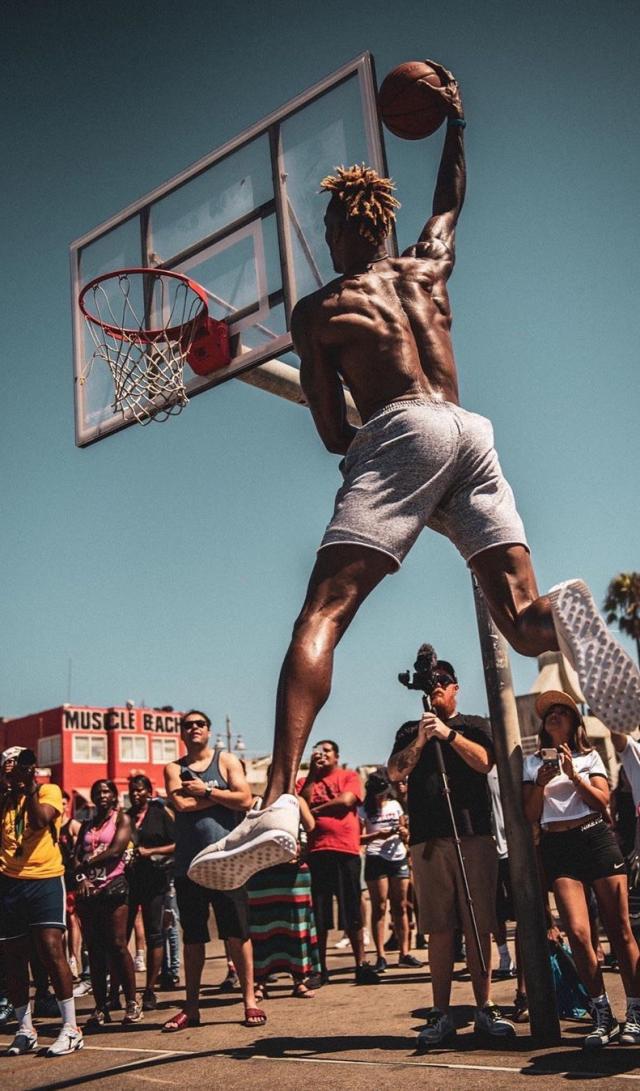 周深刘宇宁开启区间测步模式，最萌身高差引热议（周深与刘宇宁上演“区间测步”，反差萌身高差引发热议）