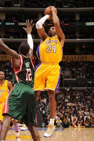 米兰客战拉齐奥：莱奥领衔，亚沙里、里奇、拉比奥出战（米兰做客拉齐奥：莱奥挂帅，亚沙里、里奇、拉比奥悉数登场）