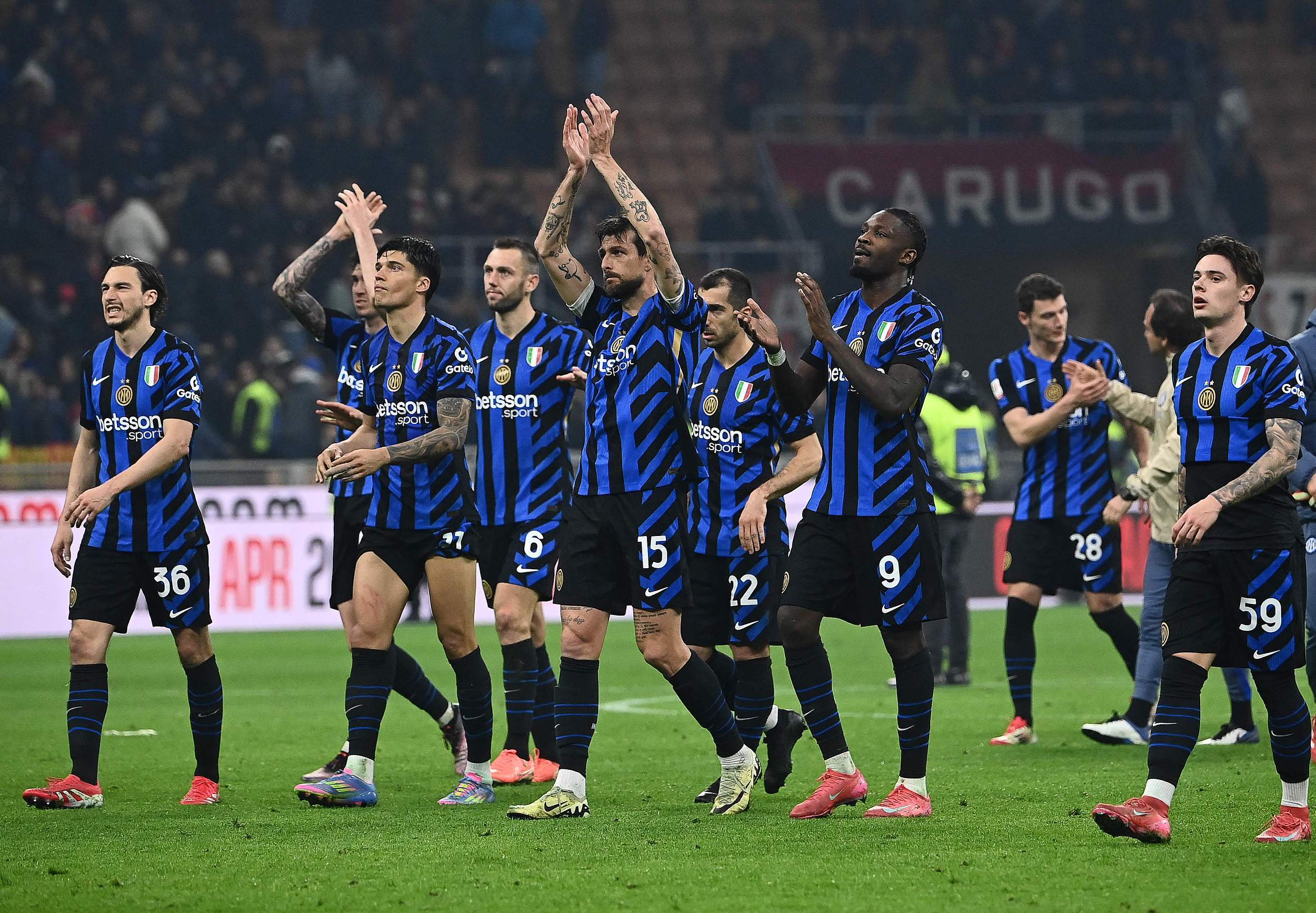 海港发文祝福奥斯卡：艰难时刻会过去，我们与功勋队长同在（海港为奥斯卡送上祝福：困难终将过去，我们与功勋队长并肩同行）