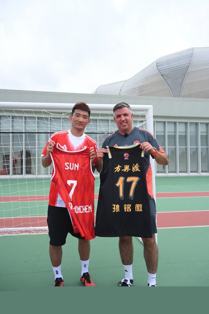 特瓦斯公开贬低阿根廷联赛，阿足协主席：他不了解我们的历史（特瓦斯炮轰阿根廷联赛，阿足协主席回怼：他不懂我们的历史）