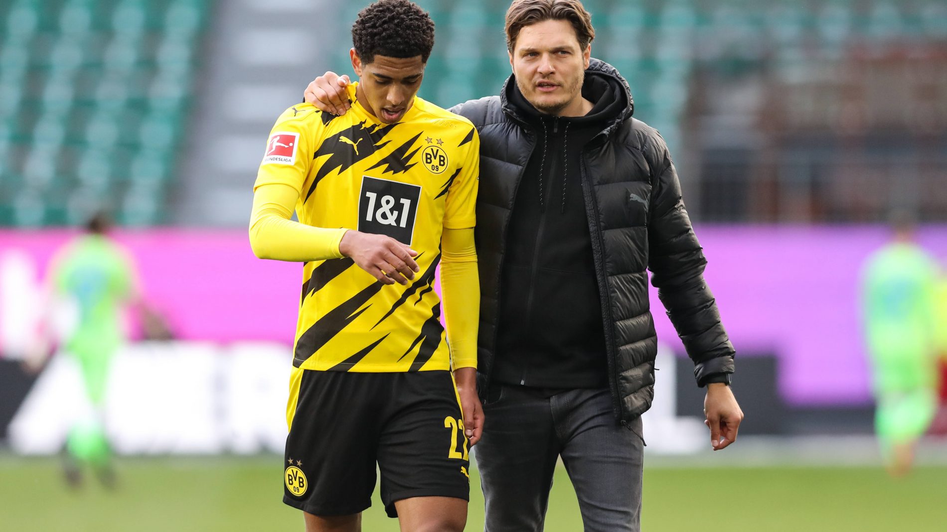 TA：因现代足球重视边路与攻防转换，菱形中场阵型已几乎绝迹（TA：在现代足球强调边路与攻防转换的趋势下，菱形中场几乎走入历史）